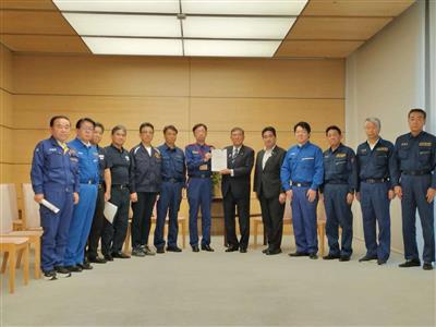 石破首相への要請活動（手交の様子）