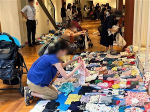 こども服配布のようす
