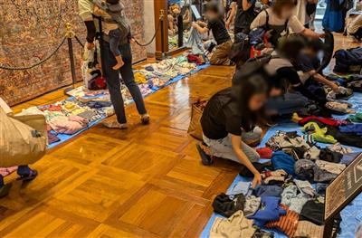 こども服の配布のようす(1)