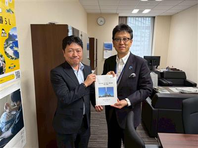海老原 諭 内閣官房 地域未来戦略本部事務局長に要望書を手交しています。