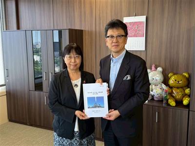 渡辺 由美子 こども家庭庁 長官に要望書を手交しています。