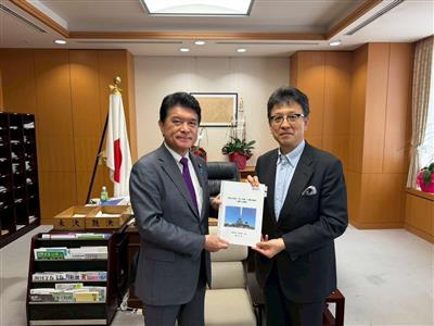 小林 茂樹 文部科学副大臣に要望書を手交しています。