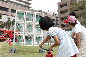 水消火器で的あてゲーム