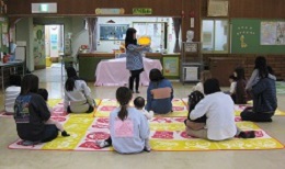 歌や絵本の読み聞かせなど