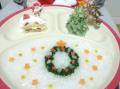 クリスマスのデコレーションをした離乳食の画像