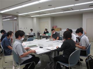グループワークの様子 グループワークの様子