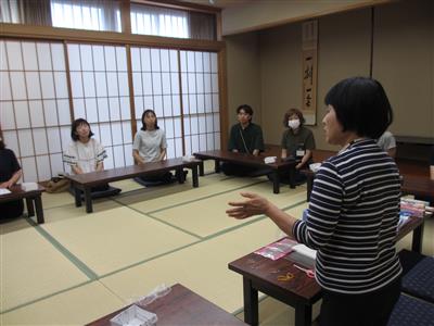 作り方を説明している様子