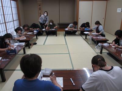 黙々と作業をしている様子