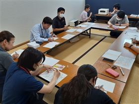 プラバンにロバ隊長の絵を書いている様子 プラバンにロバ隊長の絵を書いている様子