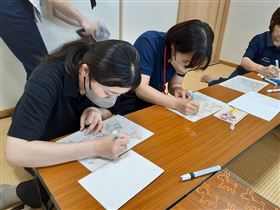 実習に来ている学生さんがプラバンにロバ隊長の絵を書いている様子 実習に来ている学生さんがプラバンにロバ隊長の絵を書いている様子