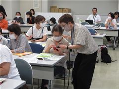 参加者同士でスマホの使い方を教え合っている様子 参加者同士でスマホの使い方を教え合っている様子