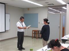 介護予防サポーターの認定証を授与されている様子 介護予防サポーターの認定証を授与されている様子