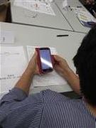 マッチングシステムを使いこなすためにスマホの活用について説明を受けている様子 マッチングシステムを使いこなすためにスマホの活用について説明を受けている様子