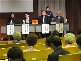 パネリスト4名と手話通訳の写真