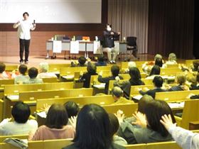 休憩時間を利用して熊本県作業療法士会の作業療法士が体操指導をしている様子