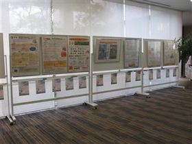 ロビーに並べられた展示パネル