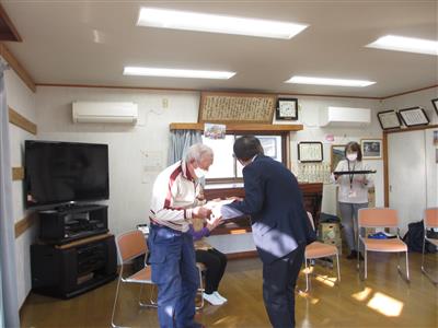南区福祉課長から表彰状を手渡す様子