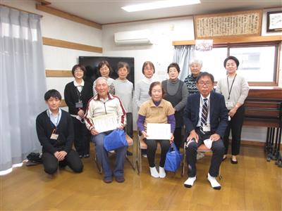 表彰対象者と他の参加者、ささえりあ職員、南区福祉課職員の集合写真