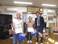 甲畠口元気くらぶで表彰対象者2名と南区福祉課長が一緒に記念撮影