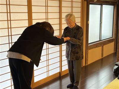 南区福祉課職員から表彰状を手渡している様子
