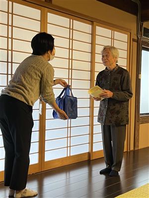 表彰状に加えて記念品もお渡ししている様子