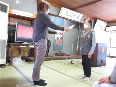 南区福祉課職員が表彰状を手渡している様子の写真