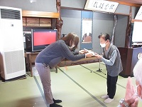 野田町優友会で表彰状を渡している様子の写真