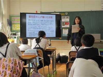 認知症当事者の手紙を読み上げている様子の写真
