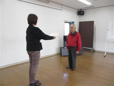 南区福祉課職員が表彰状を贈呈している様子の写真