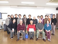 参加者全員で表彰対象者を囲んで撮影した集合写真の画像