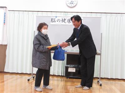 南区保健福祉部長から表彰状と記念品を受け取る表彰対象者