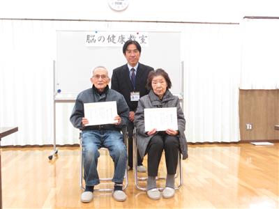 表彰状を受け取った表彰対象者2名と保健福祉部長が一緒に記念撮影