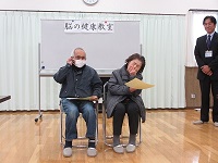 表彰状をもらってうれしそうな二人の対象者