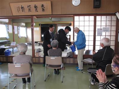 インターンシップで南区福祉課に実習に来ていた熊本農業高校の生徒さんから記念品を渡してもらっている様子