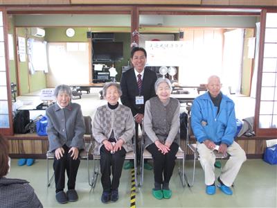 表彰対象者4名と野本福祉部長の記念写真