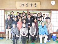 参加者とスタッフ全員で集合写真の画像