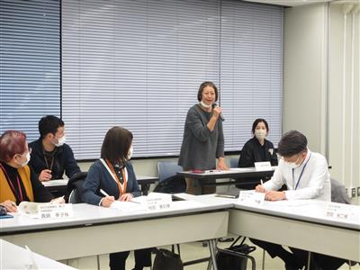 県歯科医師会理事にご挨拶をいただいている様子