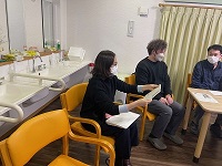 講師が話をしている様子の画像