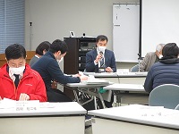 議長が発言している様子の写真の画像