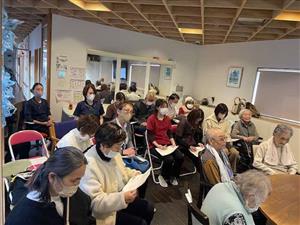 入居者も一緒に研修を受けている様子の写真
