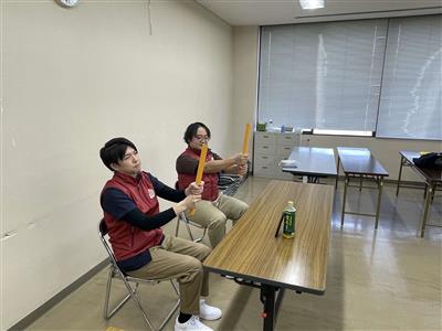 出演者が体操の練習をしている様子