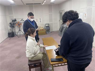 口腔動画のナレーションを録音している様子