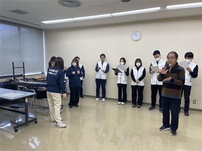 8020健康づくりの会メンバーとささえりあ生活支援コーディネーター、保健こども課職員がパタカラ体操の練習をしている様子
