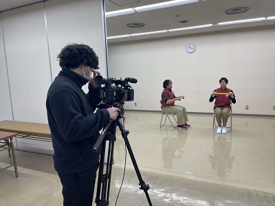 体操の動画を撮影している様子