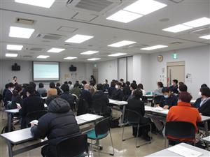 会場後方から、会場参加者全体の様子