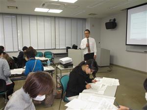 講師が立って話をしている様子