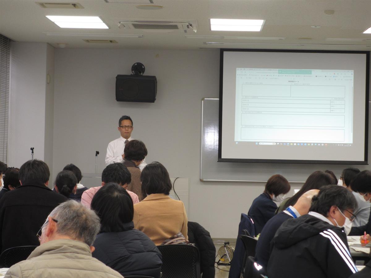 講師の講話中の様子の画像