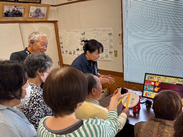 太鼓の達人を体験している様子