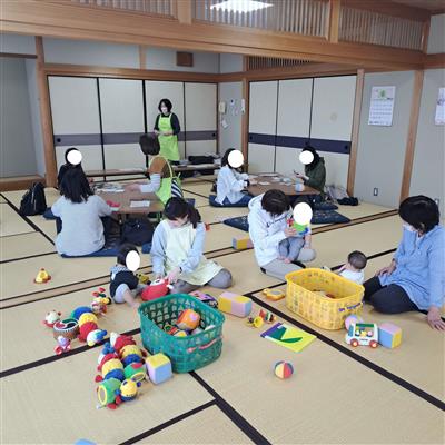 遊んでいるこどもたち