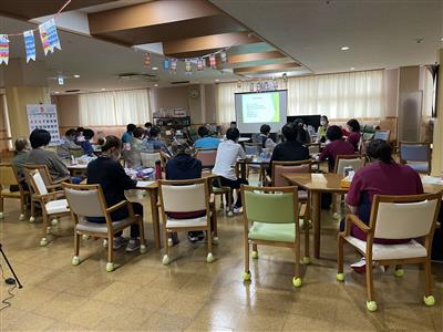 研修中の職員の様子（全体）